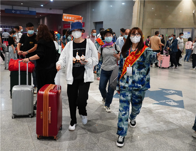 開學(xué)時節(jié)迎新生  暖心服務(wù)展真情800名志愿者服務(wù)2021級新生