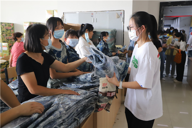 開學(xué)時節(jié)迎新生  暖心服務(wù)展真情800名志愿者服務(wù)2021級新生