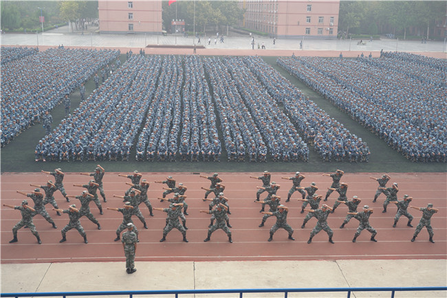 保理學(xué)子展風(fēng)采 共以青春筑芳華我校舉行2021級(jí)新生軍訓(xùn)開營(yíng)儀式
