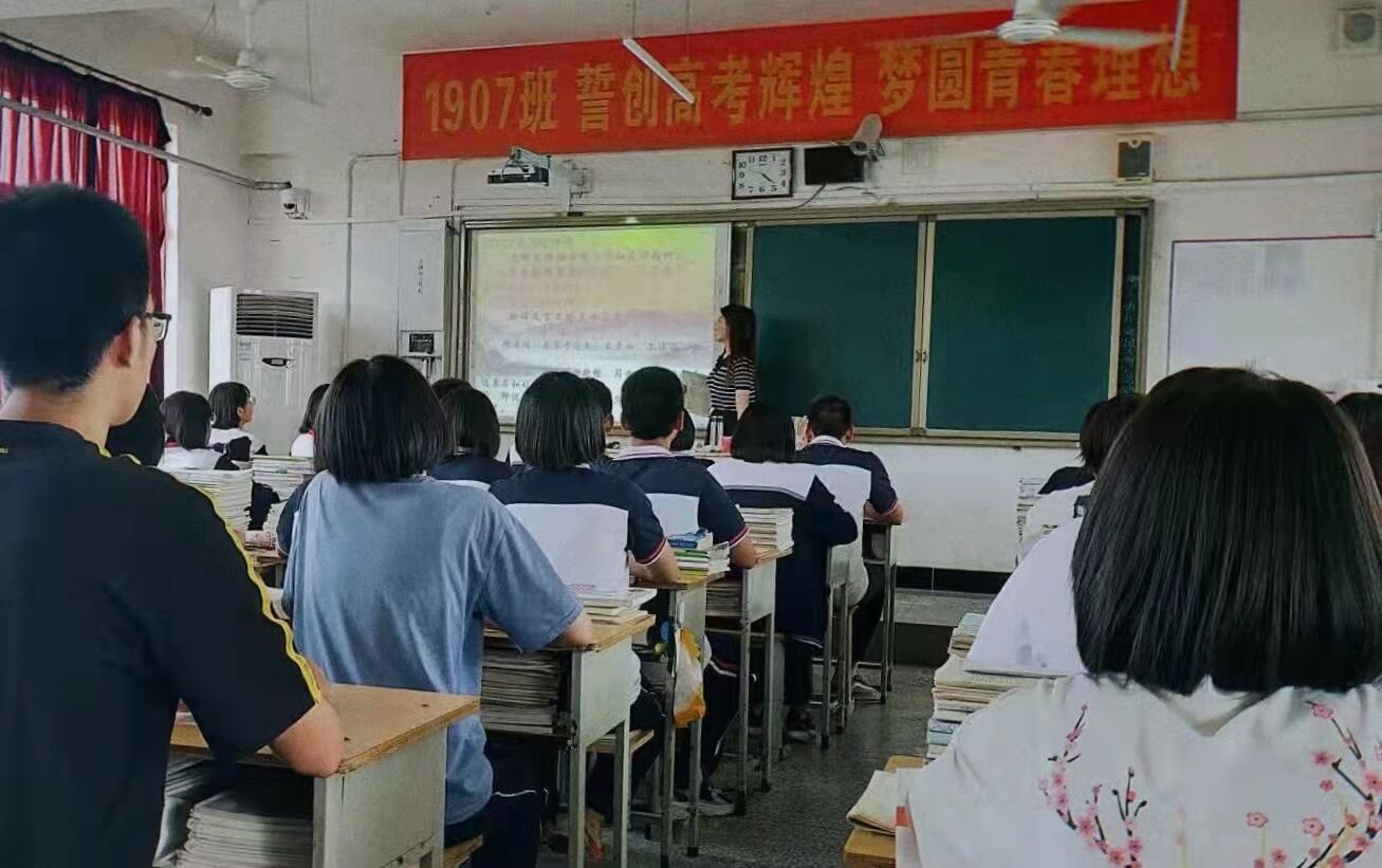 楊淏悅  ---畢業(yè)當(dāng)年考上家鄉(xiāng)的人民教師，現(xiàn)就職于河北靈壽中學(xué)。