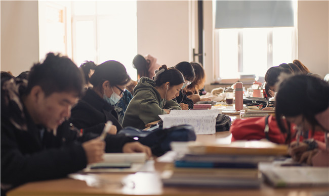 厲兵秣馬 備戰(zhàn)期末全校學生掀起“復習大潮”