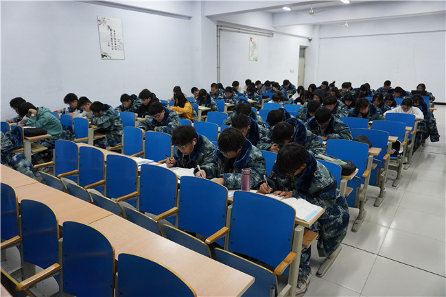 厲兵秣馬 備戰(zhàn)期末全校學生掀起“復習大潮”