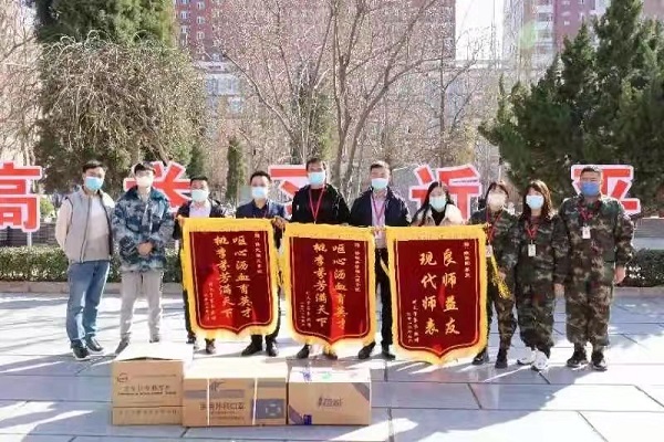 春暉遍澤桃李樹，碩果滿掛瓊瑤枝！