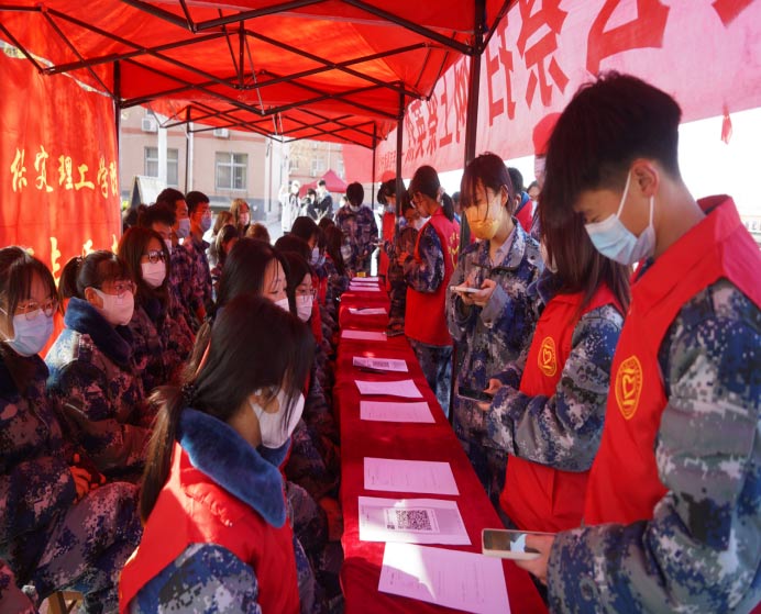 祭掃烈墓 順緬士安 ——保定理工學院清明節(jié)緬懷革命烈士