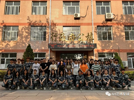 保定理工學(xué)院‖藝術(shù)學(xué)院‖嶄新生活，人生轉(zhuǎn)折，我院2023屆學(xué)子向母校贈(zèng)送錦旗！