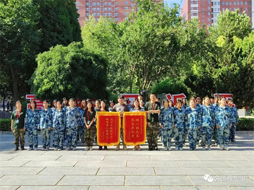 錦旗傳謝意，師愛暖人心