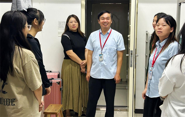 心系新生  情暖心扉——我校領(lǐng)導(dǎo)走訪宿舍慰問(wèn)2023級(jí)新生