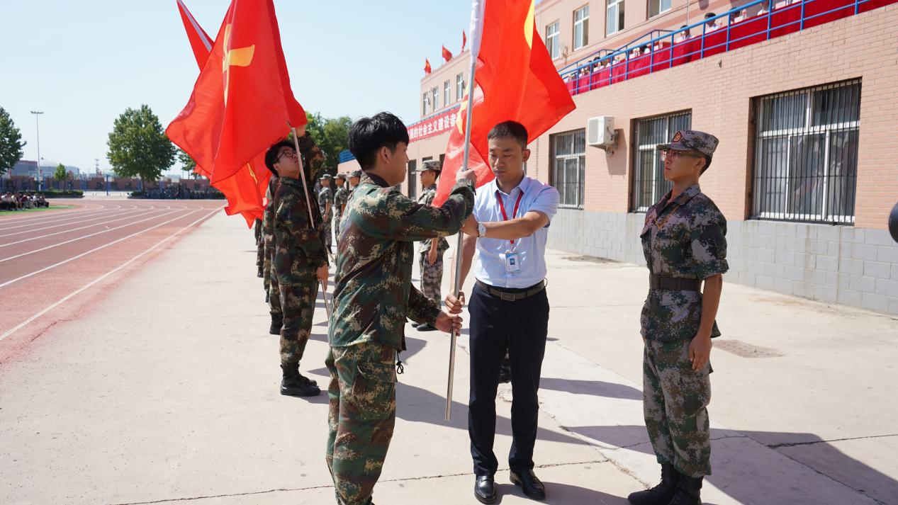 保定理工學(xué)院2023級(jí)新生軍訓(xùn)開(kāi)營(yíng)式隆重舉行