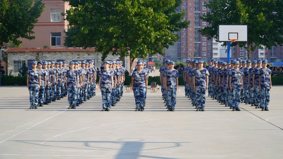 軍訓簡報：軍訓正當時，青春灑汗水