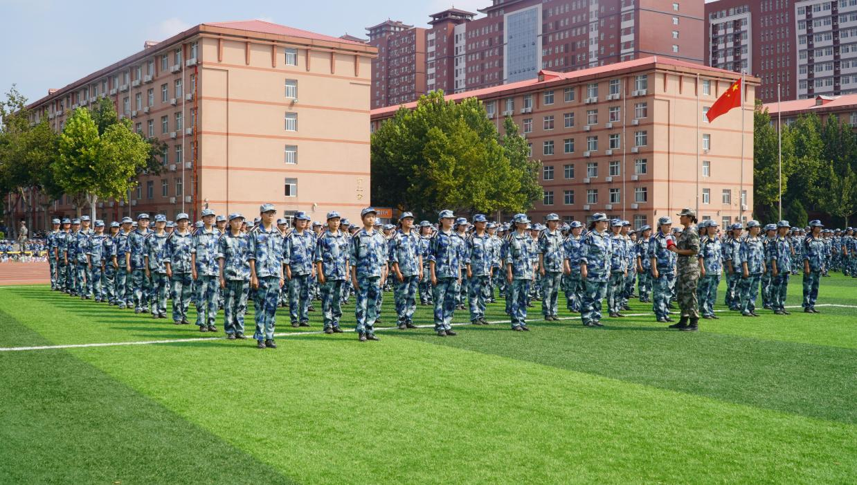 軍訓簡報：軍訓正當時，青春灑汗水