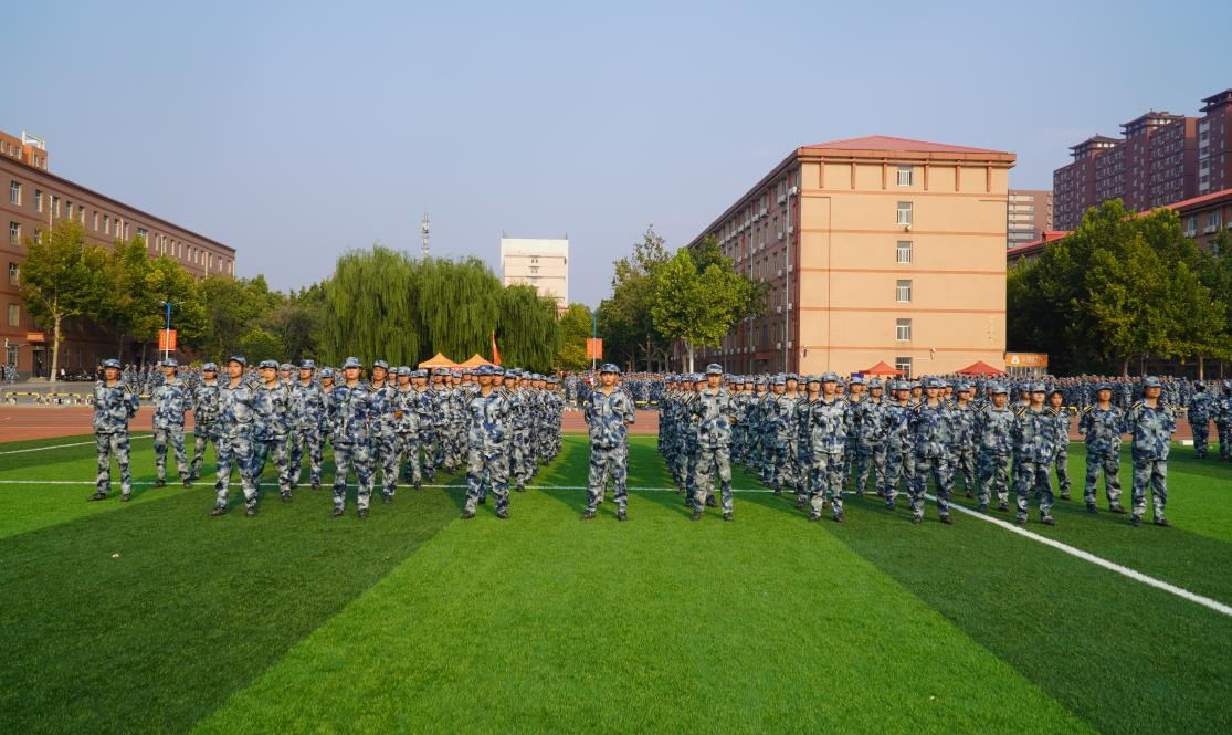 軍訓(xùn)簡報(bào):烈日驕陽 青春無悔