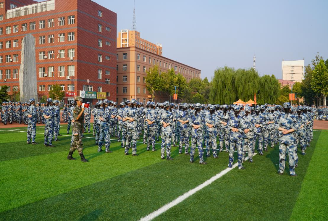 軍訓(xùn)簡報(bào):烈日驕陽 青春無悔