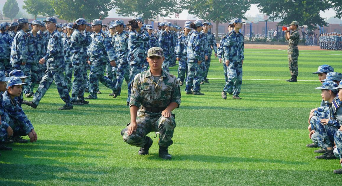 軍訓(xùn)簡報(bào):烈日驕陽 青春無悔