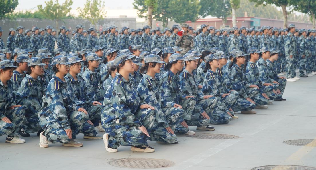 軍訓(xùn)簡報(bào):烈日驕陽 青春無悔