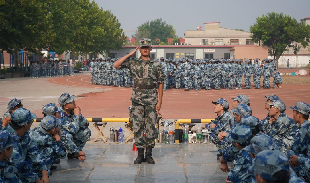 軍訓(xùn)簡報(bào):烈日驕陽 青春無悔