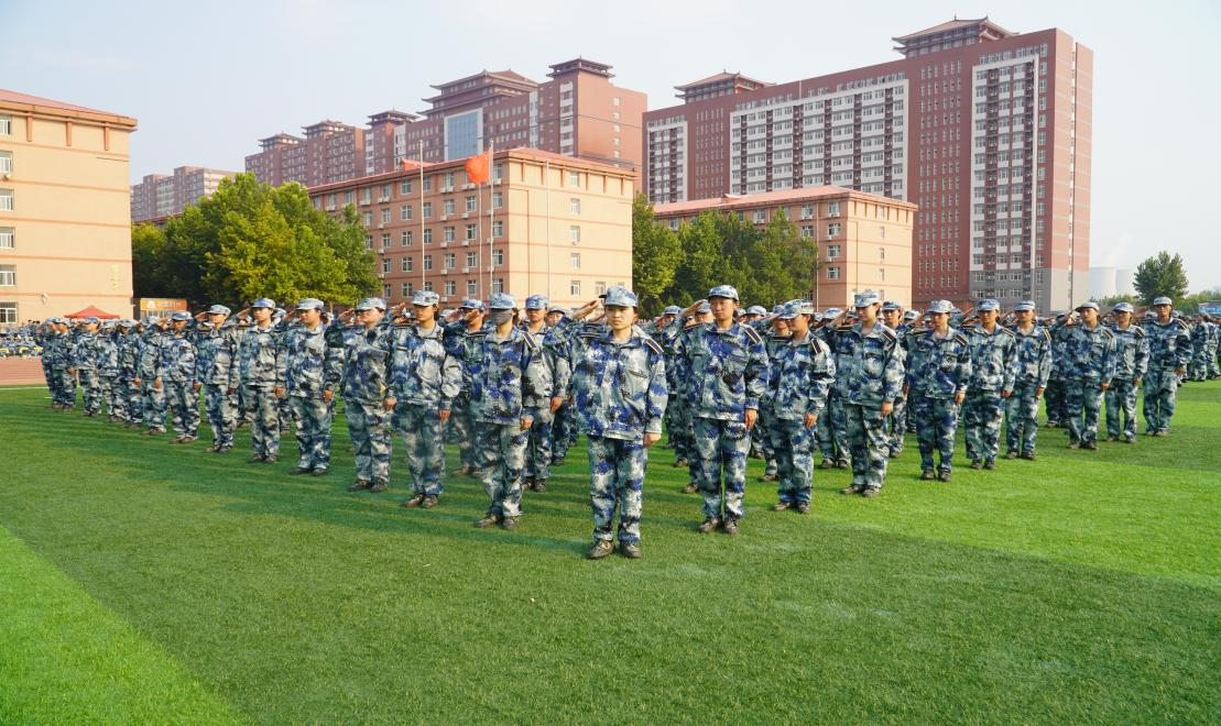 軍訓(xùn)簡報(bào):烈日驕陽 青春無悔