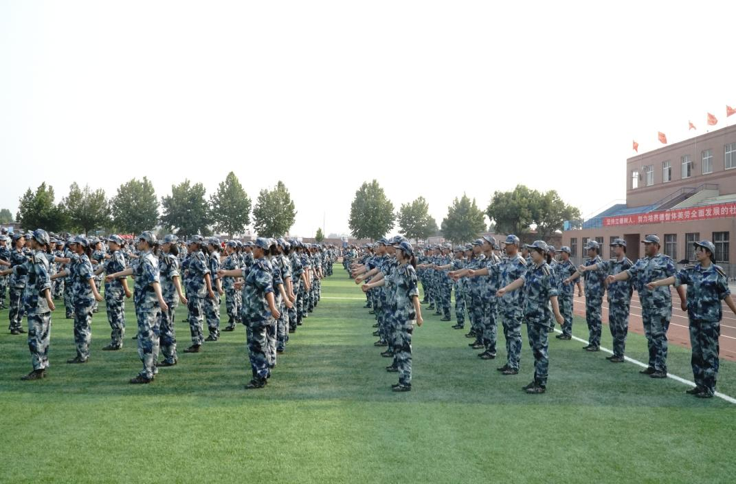 軍訓(xùn)簡報(bào):烈日驕陽 青春無悔