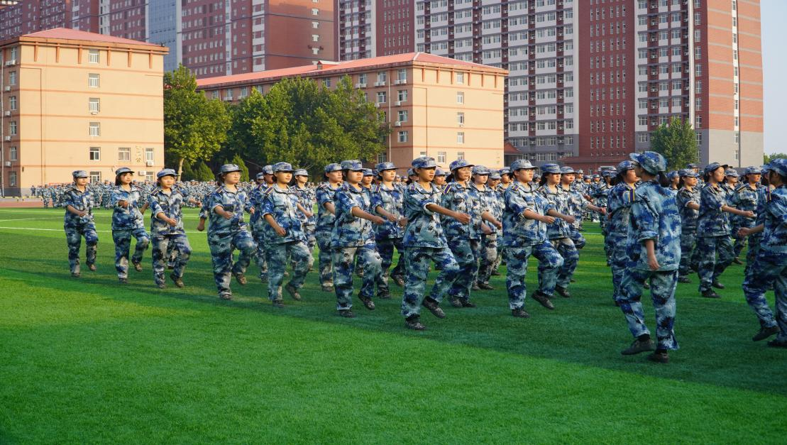 軍訓(xùn)簡報(bào):烈日驕陽 青春無悔