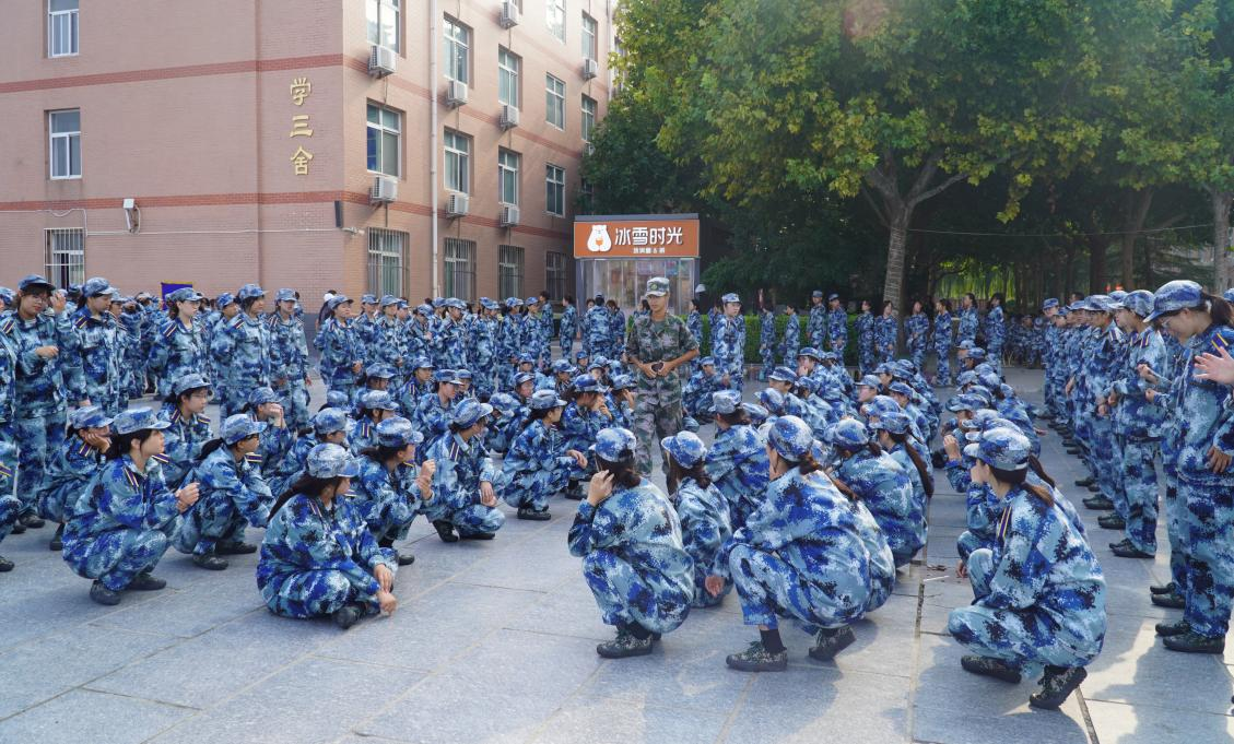 軍訓(xùn)簡報(bào):烈日驕陽 青春無悔