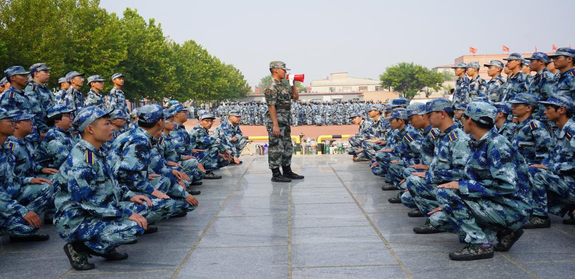 軍訓(xùn)簡報(bào):烈日驕陽 青春無悔