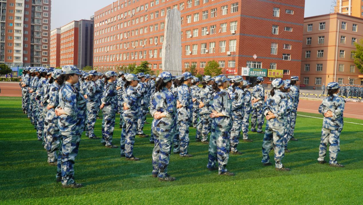 軍訓(xùn)簡報(bào):烈日驕陽 青春無悔