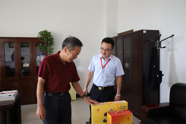 保定理工學(xué)院校領(lǐng)導(dǎo)帶隊走訪慰問老同志