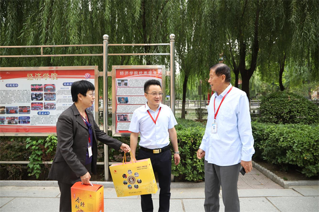 保定理工學(xué)院校領(lǐng)導(dǎo)帶隊走訪慰問老同志