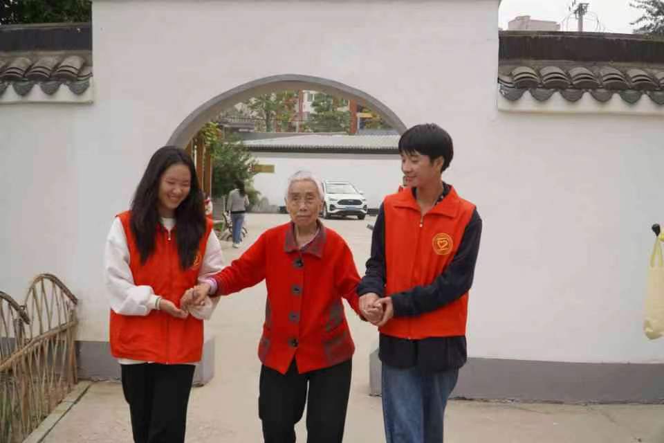 志愿服務暖人心,養(yǎng)老院里筑真情