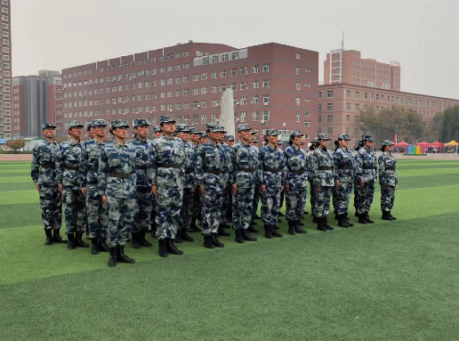 隊(duì)列會操馳騁賽場，青春飛揚(yáng)