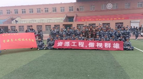 隊(duì)列會操馳騁賽場，青春飛揚(yáng)