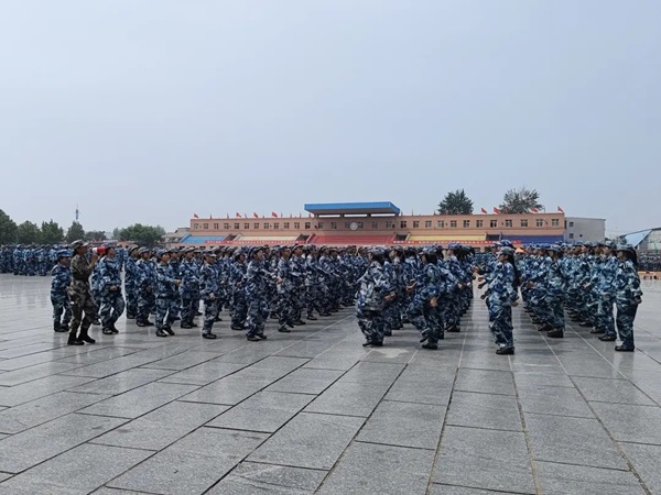 保定理工學院||管理學院||軍訓進行時，少年何懼驕陽烈 意氣風發(fā)英姿颯