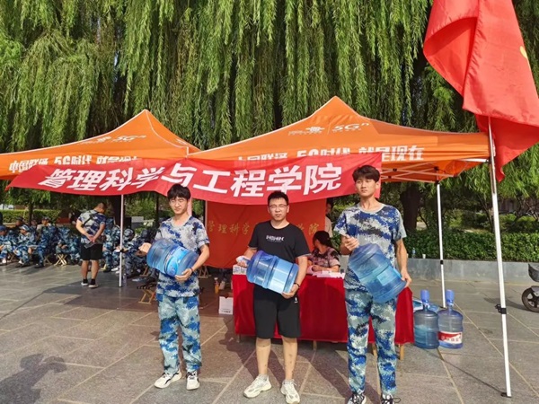 保定理工學(xué)院‖管理學(xué)院‖迷彩軍訓(xùn)，青春無悔，管理學(xué)院后勤保障組志愿者在行動！