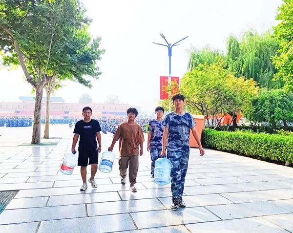 保定理工學(xué)院‖管理學(xué)院‖迷彩軍訓(xùn)，青春無悔，管理學(xué)院后勤保障組志愿者在行動！