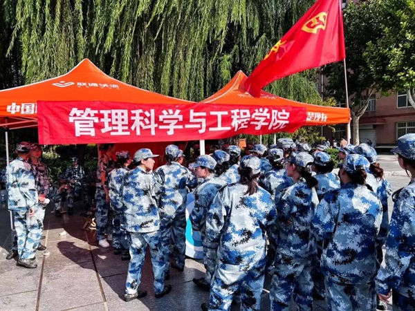 保定理工學(xué)院‖管理學(xué)院‖迷彩軍訓(xùn)，青春無悔，管理學(xué)院后勤保障組志愿者在行動！