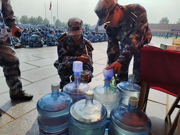 保定理工學(xué)院‖管理學(xué)院‖迷彩軍訓(xùn)，青春無悔，管理學(xué)院后勤保障組志愿者在行動！