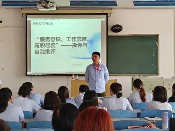 保定理工學(xué)院||管理學(xué)院||我院教師在“服務(wù)意識(shí)、工作態(tài)度、履職盡責(zé)”大討論民主生活會(huì)展開批評(píng)與自我批評(píng)