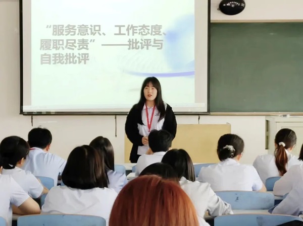 保定理工學(xué)院||管理學(xué)院||我院教師在“服務(wù)意識(shí)、工作態(tài)度、履職盡責(zé)”大討論民主生活會(huì)展開批評(píng)與自我批評(píng)