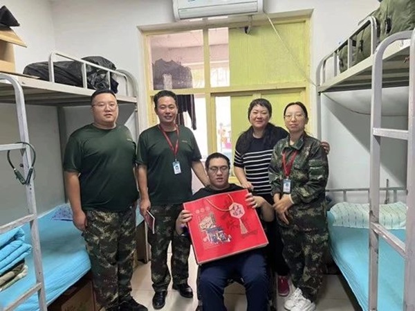 保定理工學(xué)院‖管理學(xué)院‖手拉手傳遞溫情，心連心共促成長——我院黨總支書記、學(xué)工副院長陳小偉同志為學(xué)生送溫暖