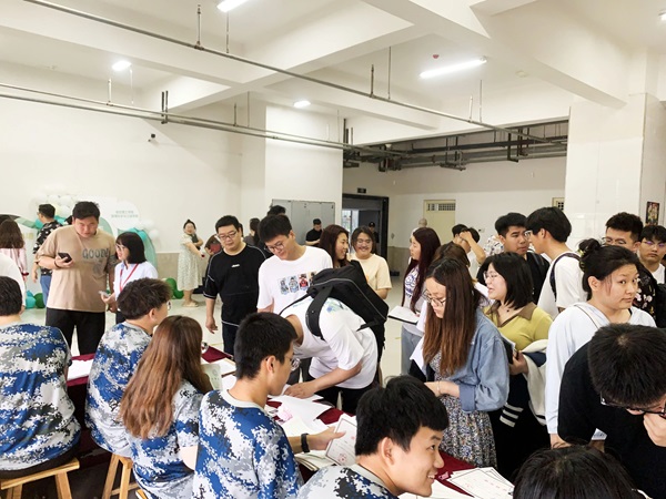 保定理工學(xué)院‖管理學(xué)院‖暖心服務(wù)，助力2023屆畢業(yè)生走好大學(xué)生涯的最后一公里