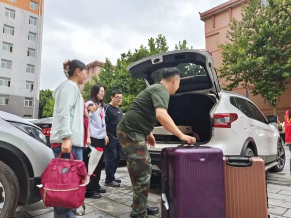 保定理工學(xué)院‖管理學(xué)院‖暖心服務(wù)，助力2023屆畢業(yè)生走好大學(xué)生涯的最后一公里