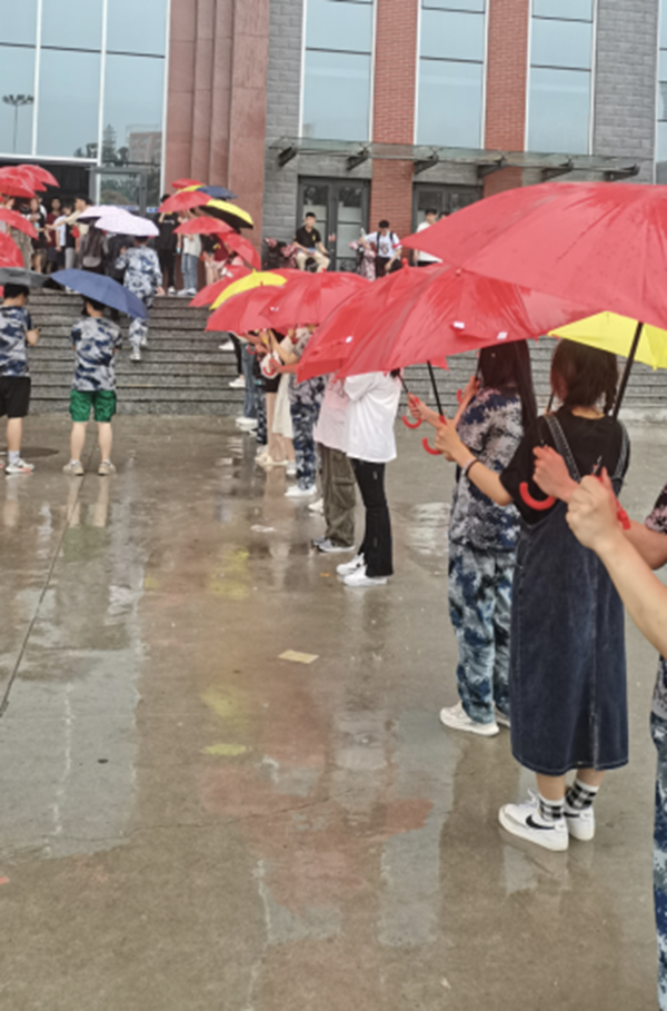 保定理工學(xué)院‖管理學(xué)院‖暖心服務(wù)，助力2023屆畢業(yè)生走好大學(xué)生涯的最后一公里