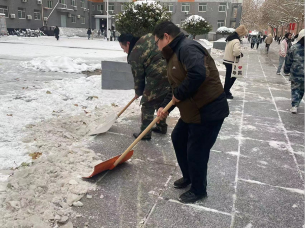 保定理工學院||管理學院||黨員先鋒在行動 清雪除冰傳溫情