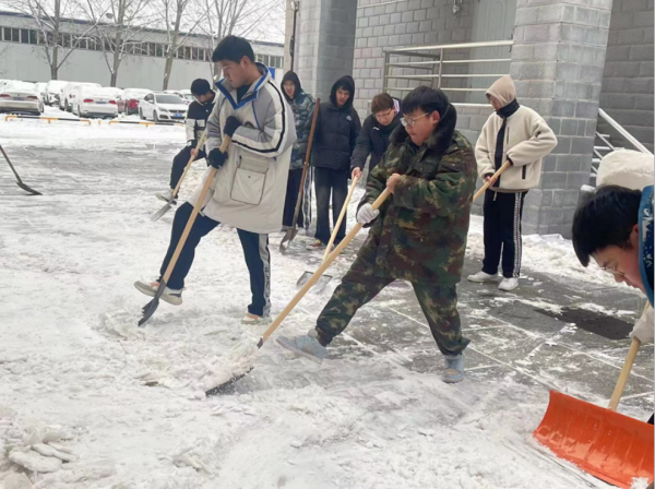 保定理工學院||管理學院||黨員先鋒在行動 清雪除冰傳溫情