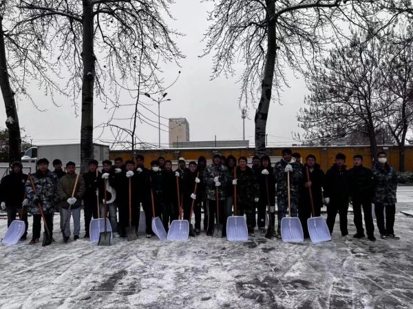 保定理工學院||管理學院||黨員先鋒在行動 清雪除冰傳溫情