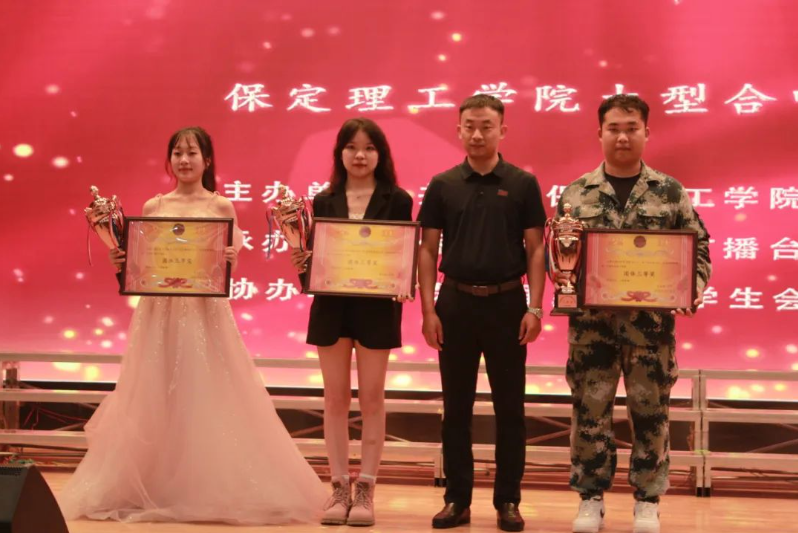 赤子奏響凌云志，后浪奔涌繪新篇