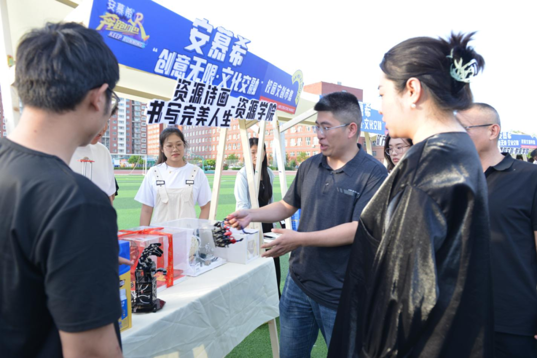 青春校園|創(chuàng)意無(wú)限,文化交融—保定理工學(xué)院首屆文創(chuàng)市集圓滿結(jié)束