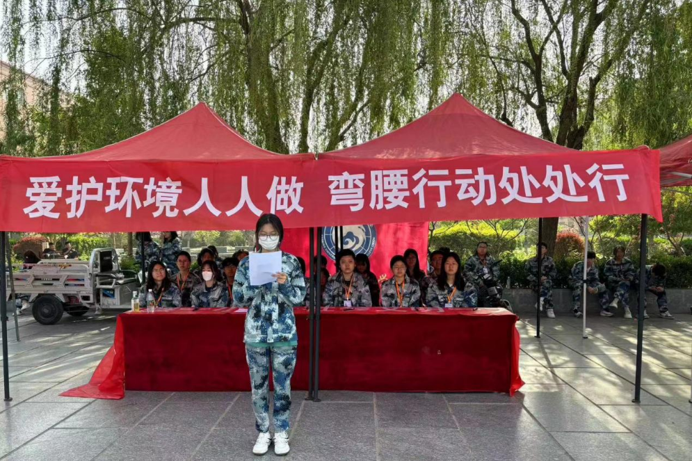 青春校園|愛護(hù)環(huán)境人人做,彎腰行動處處行