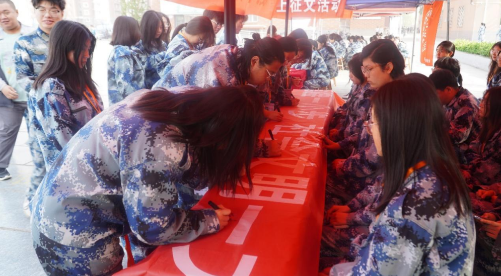 青春校園|愛護(hù)環(huán)境人人做,彎腰行動處處行
