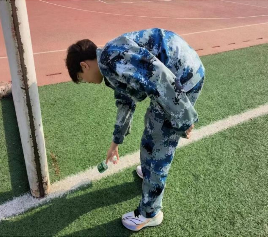 青春校園|愛護(hù)環(huán)境人人做,彎腰行動處處行