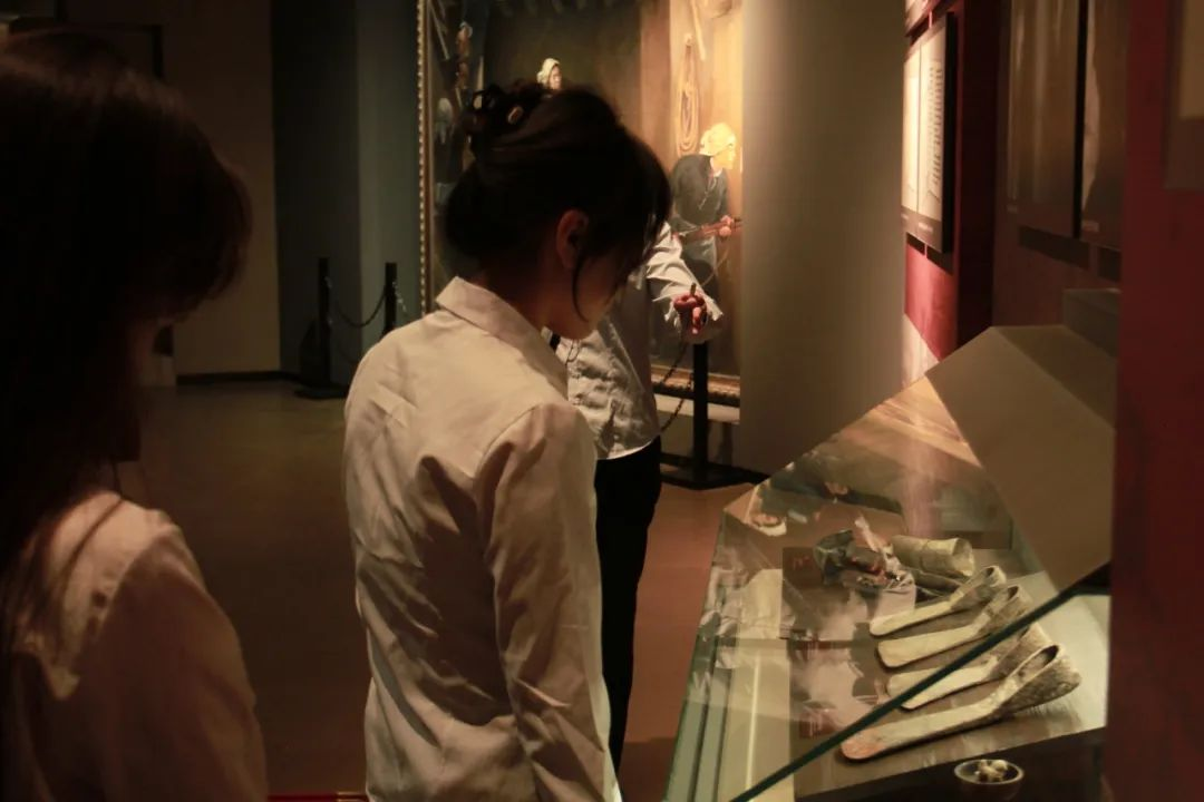 保定理工學(xué)院信息科學(xué)與工程學(xué)院 前往冉莊地道戰(zhàn)紀(jì)念館開(kāi)展牌儀式